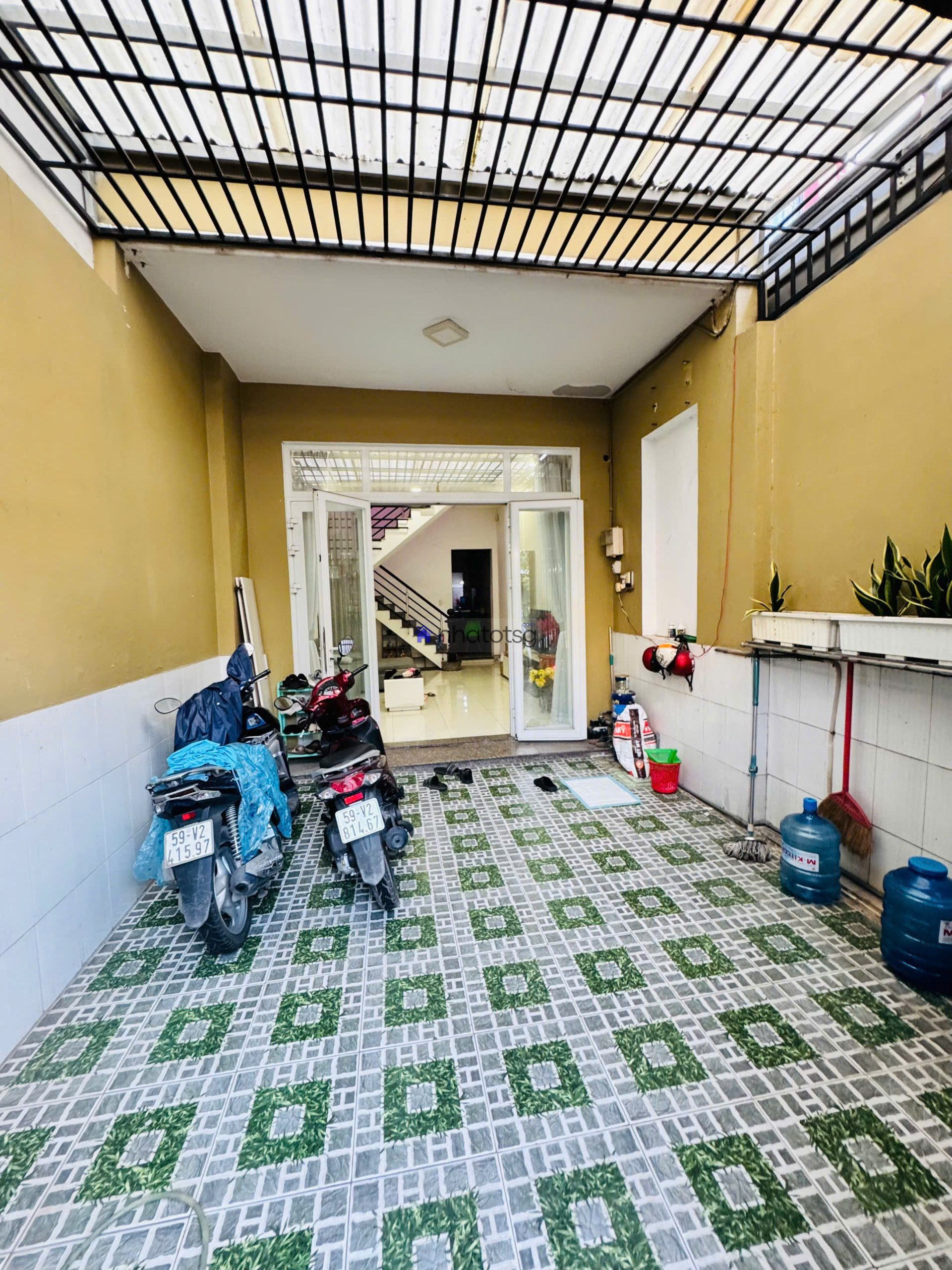 Hẻm ôtô né nhau, đậu ngày đêm thoải mái.