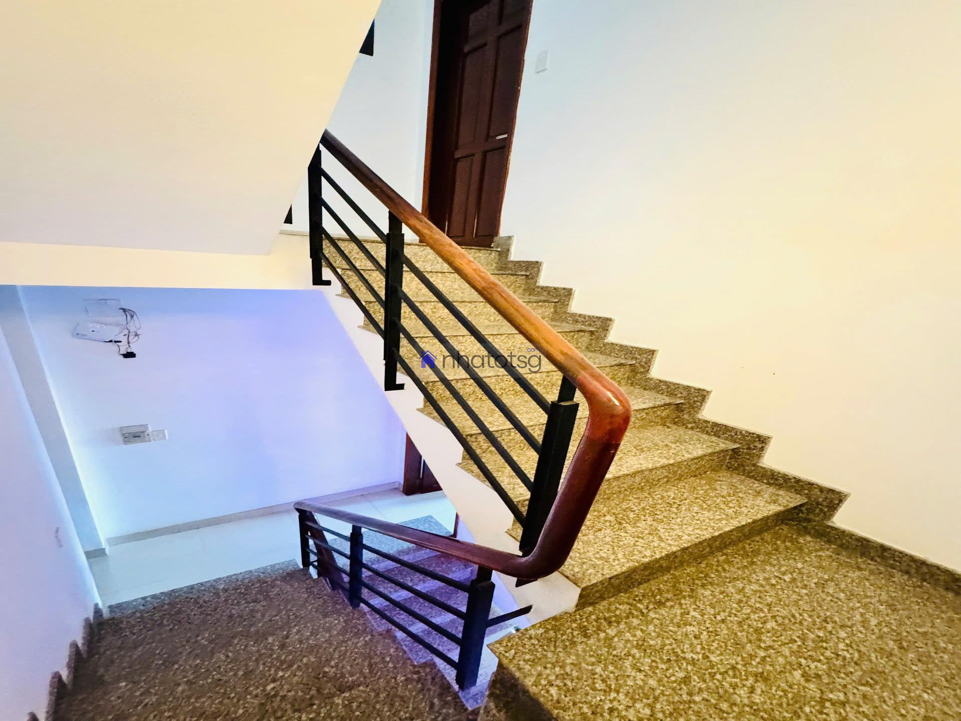 Hẻm ôtô né nhau, đậu ngày đêm thoải mái.