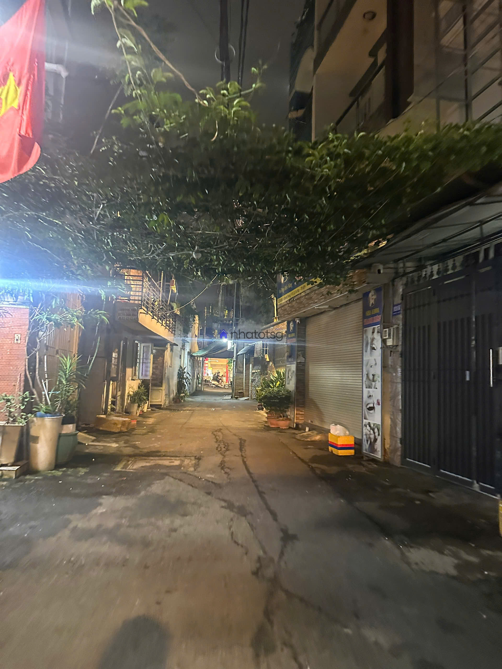 Quang Trung hẻm thông. Cách mặt tiền 20m. Khu vực an ninh, gần trường học các cấp, xung quanh tiện ích đầy đủ.