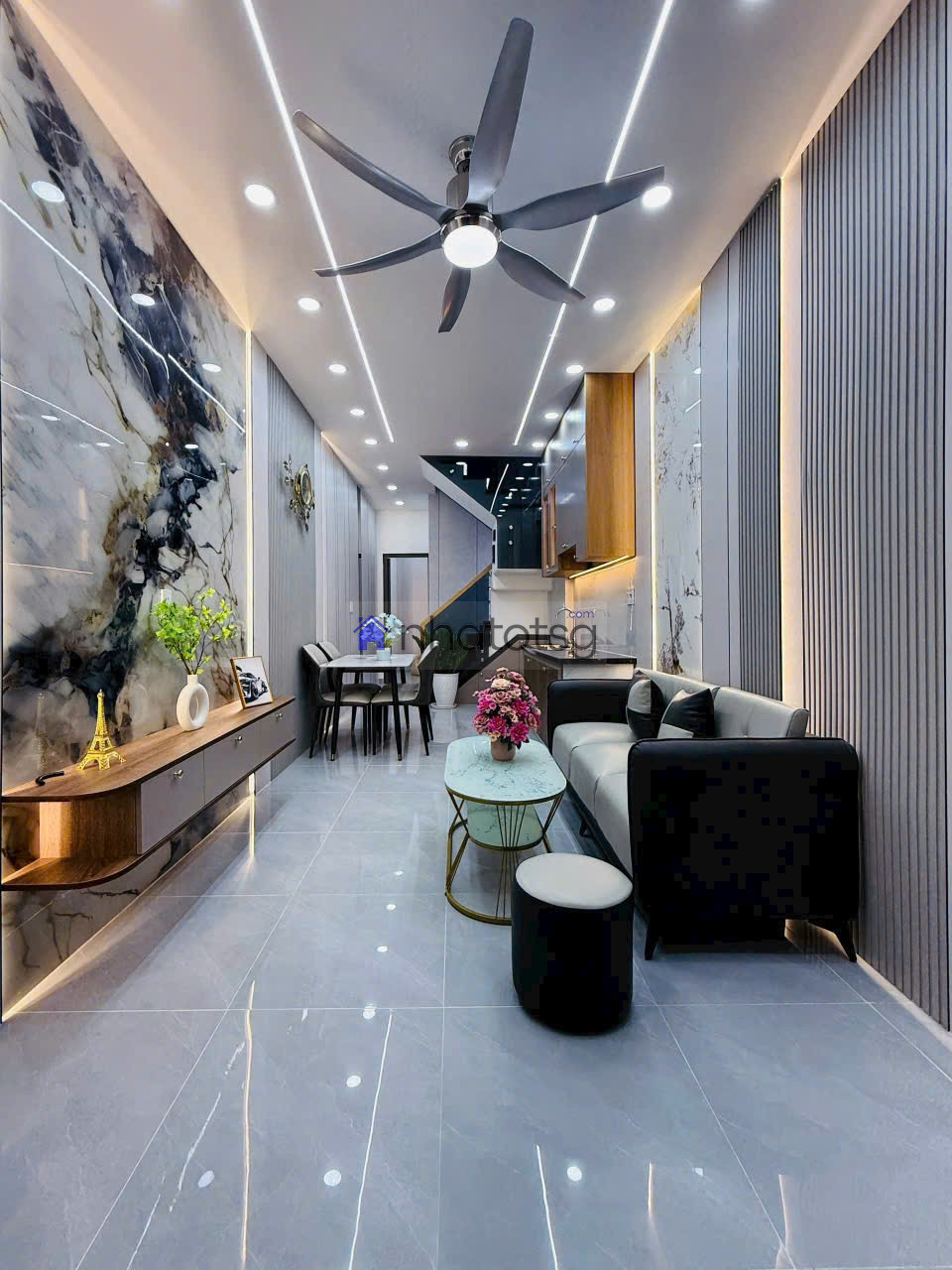 Quang Trung hẻm thông. Cách mặt tiền 20m. Khu vực an ninh, gần trường học các cấp, xung quanh tiện ích đầy đủ.