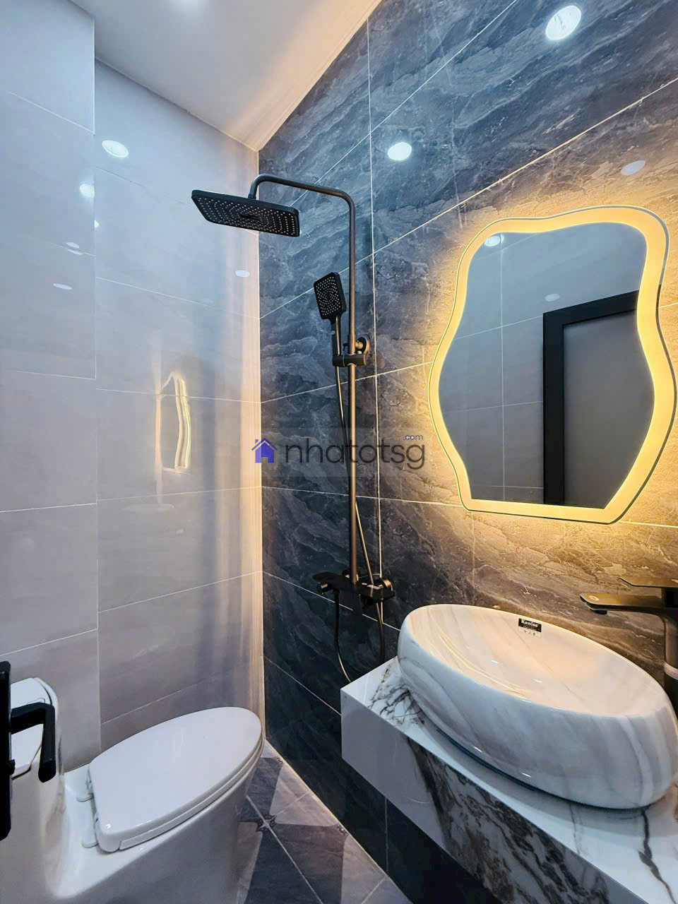 Quang Trung hẻm thông. Cách mặt tiền 20m. Khu vực an ninh, gần trường học các cấp, xung quanh tiện ích đầy đủ.