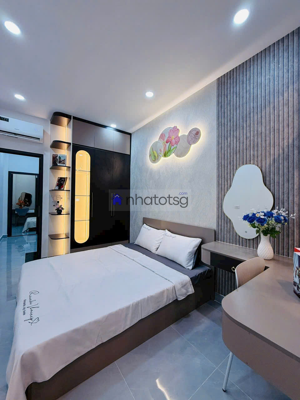 Quang Trung hẻm thông. Cách mặt tiền 20m. Khu vực an ninh, gần trường học các cấp, xung quanh tiện ích đầy đủ.