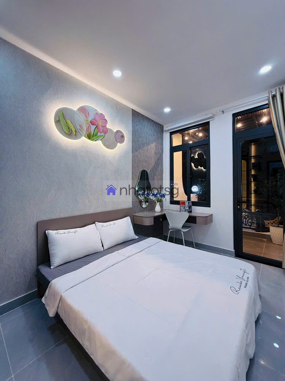 Quang Trung hẻm thông. Cách mặt tiền 20m. Khu vực an ninh, gần trường học các cấp, xung quanh tiện ích đầy đủ.