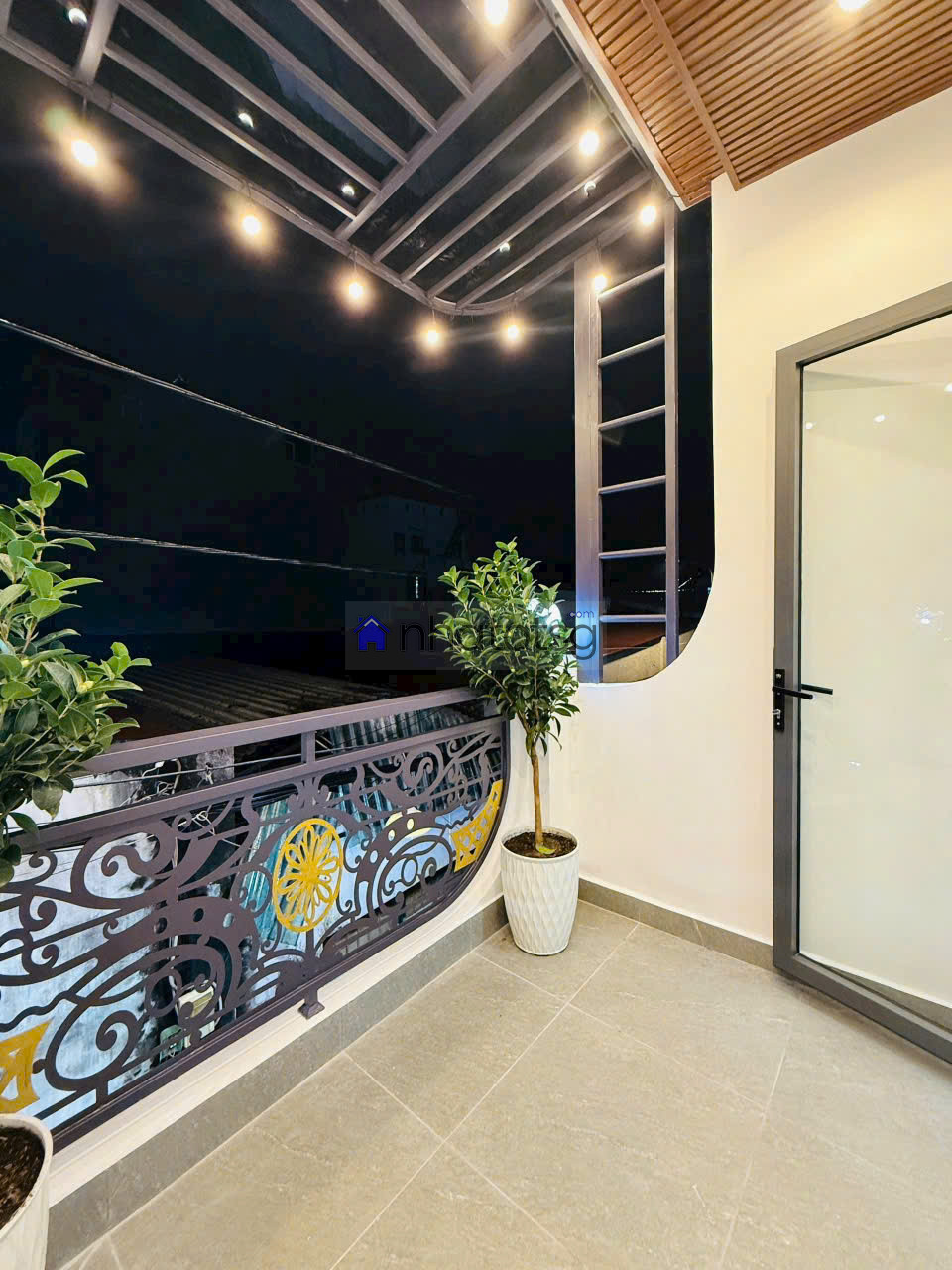 Quang Trung hẻm thông. Cách mặt tiền 20m. Khu vực an ninh, gần trường học các cấp, xung quanh tiện ích đầy đủ.