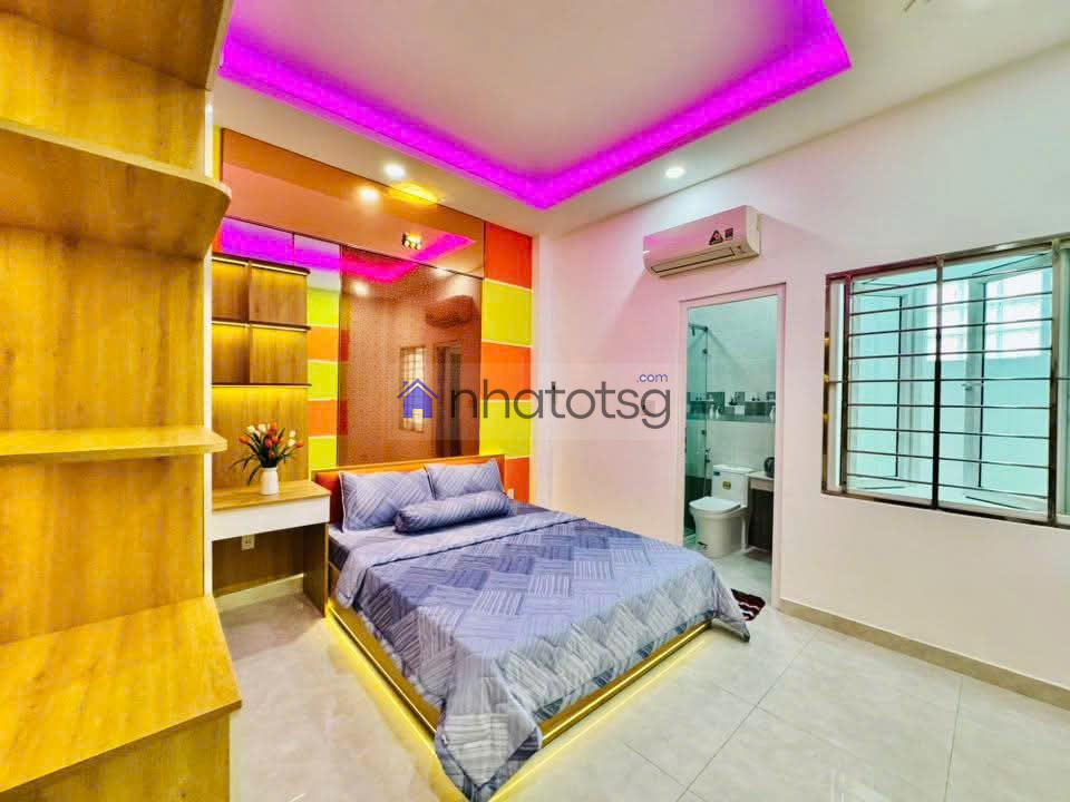 Trường Cấp 2 Tân Sơn - Ô tô ngủ trong nhà.