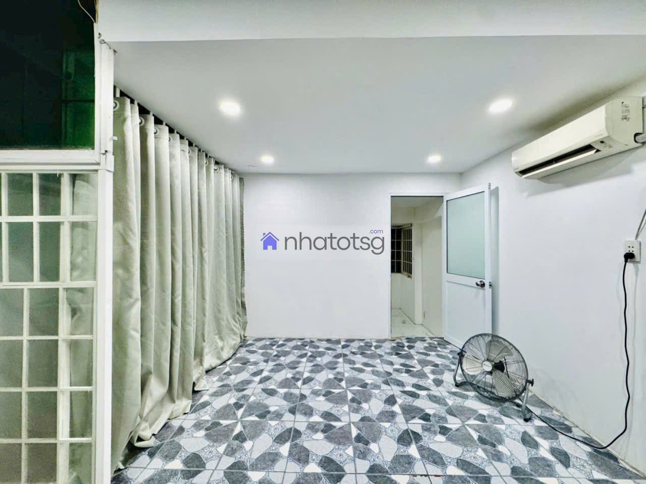 Vị trí đẹp, hoàn công đủ, nhà mới đẹp.