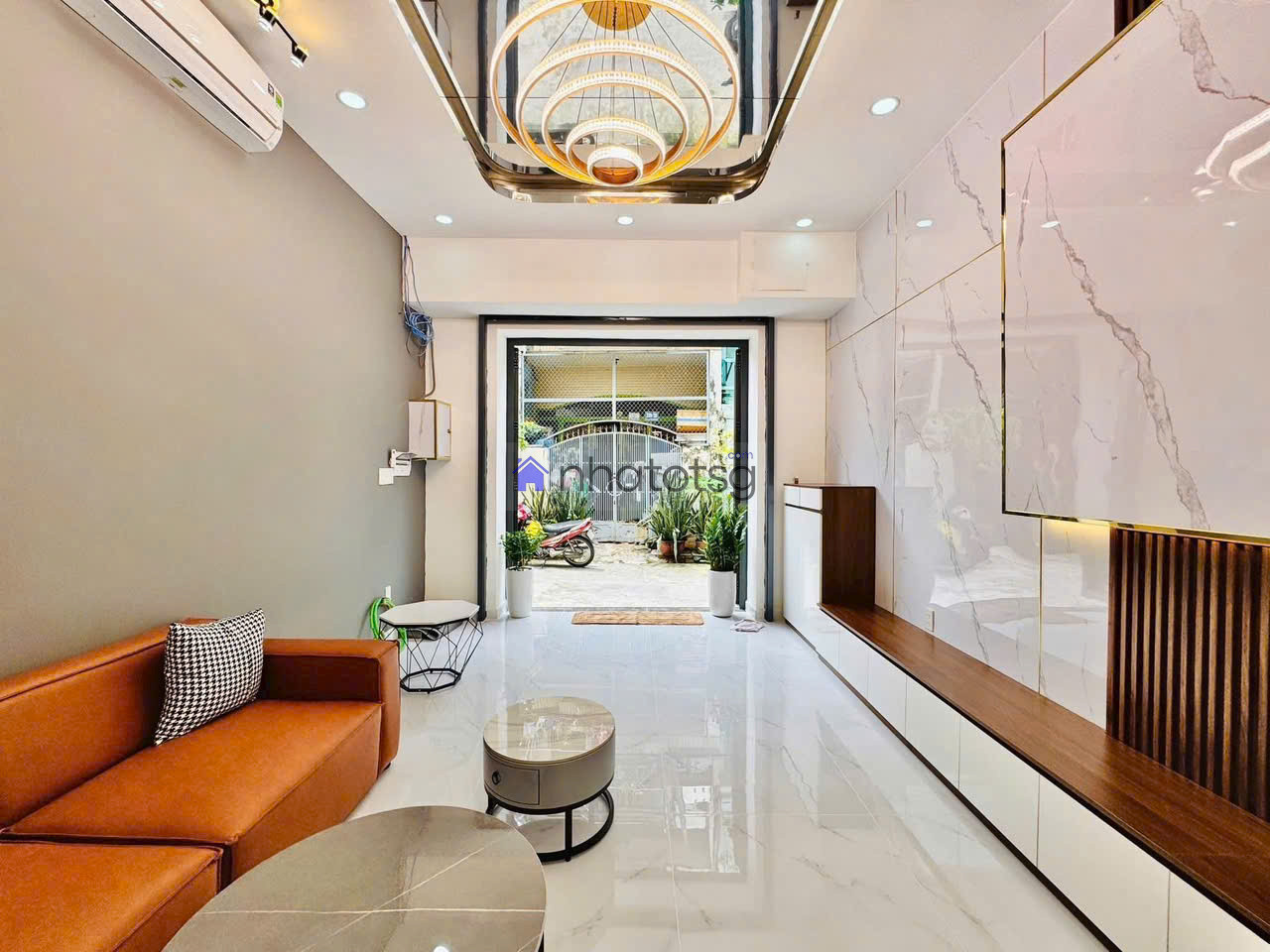 Vị trí trung tâm TPHCM cạnh sân bay Tân Sơn Nhất, gần công viên Gia Định, tiện ích không thiếu gì.