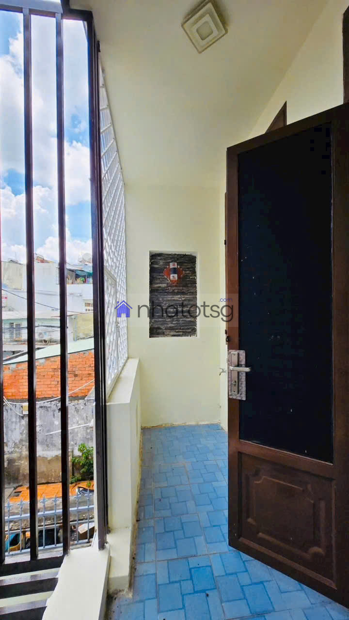 Nhà đẹp, rộng đúc 1 lầu , 2 phòng , 3wc cứng cáp. Gần Bệnh viện 175 - sân bay.