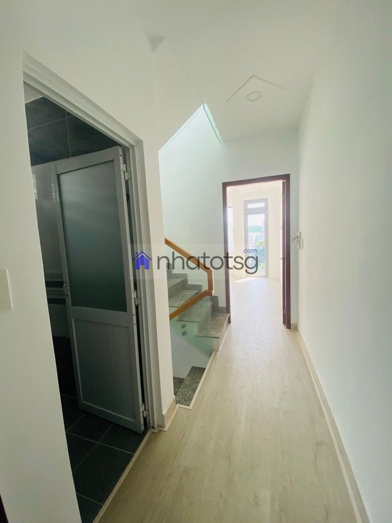 SIÊU PHẨM NHÀ MỚI ĐẸP, SÁT MT ĐƯỜNG, DỌN VÀO Ở NGAY.