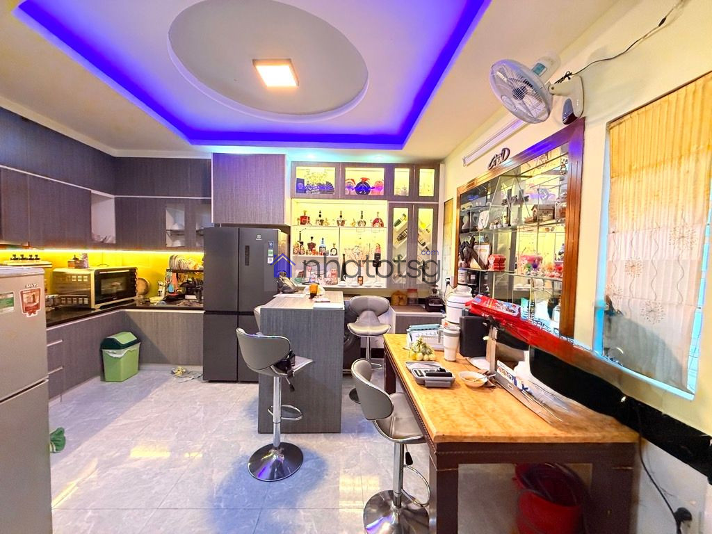 CĂN GÓC 2 MẶT THOÁNG, Ô TÔ ĐỖ CỬA, KẾ BÊN NHÀ CÓ SẴN BÃI Ô TÔ.