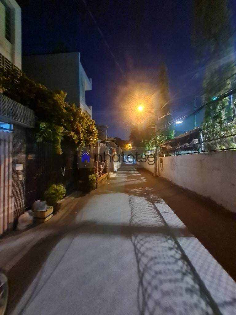 Hẻm xe hơi tránh nhau, khu vực toàn dân trí cao.