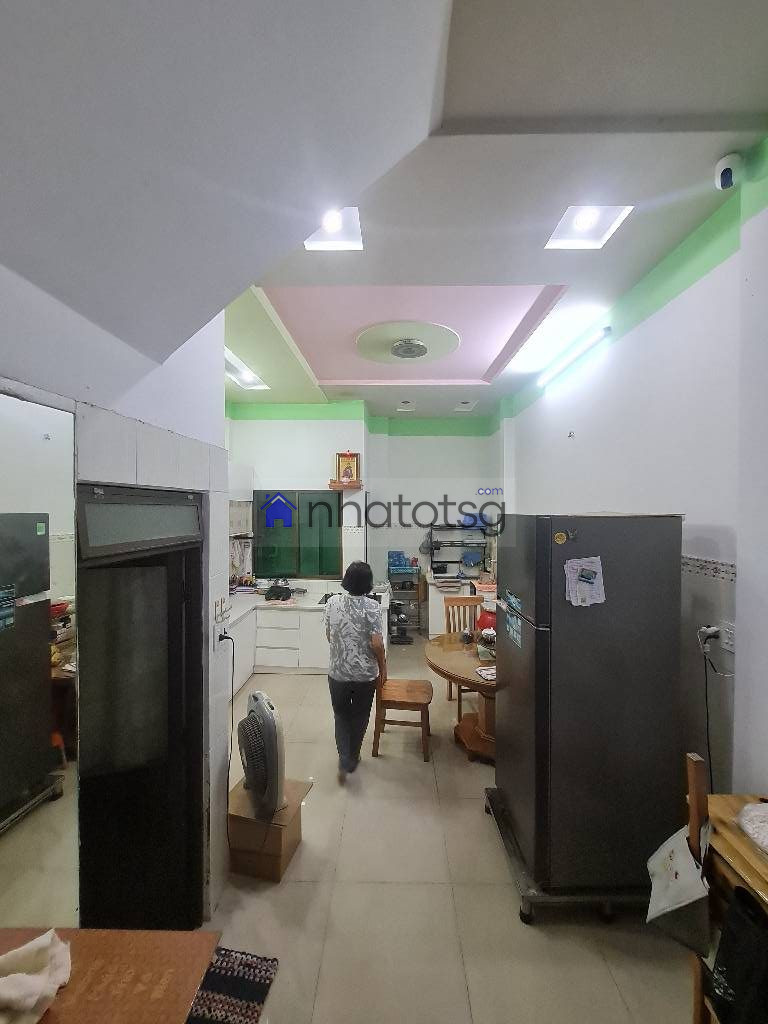 Hẻm xe hơi tránh nhau, khu vực toàn dân trí cao.