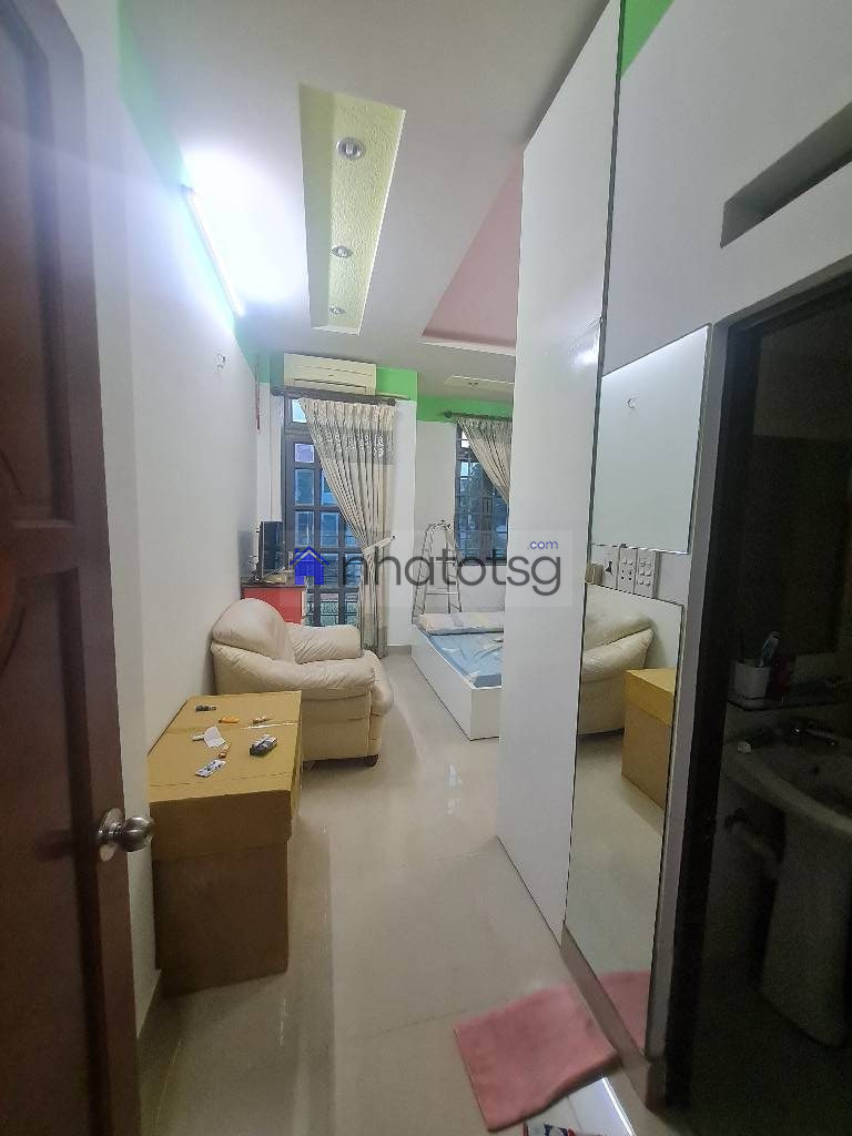 Hẻm xe hơi tránh nhau, khu vực toàn dân trí cao.