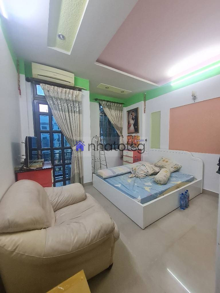 Hẻm xe hơi tránh nhau, khu vực toàn dân trí cao.