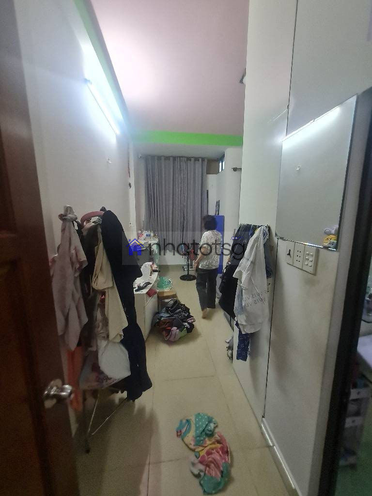 Hẻm xe hơi tránh nhau, khu vực toàn dân trí cao.