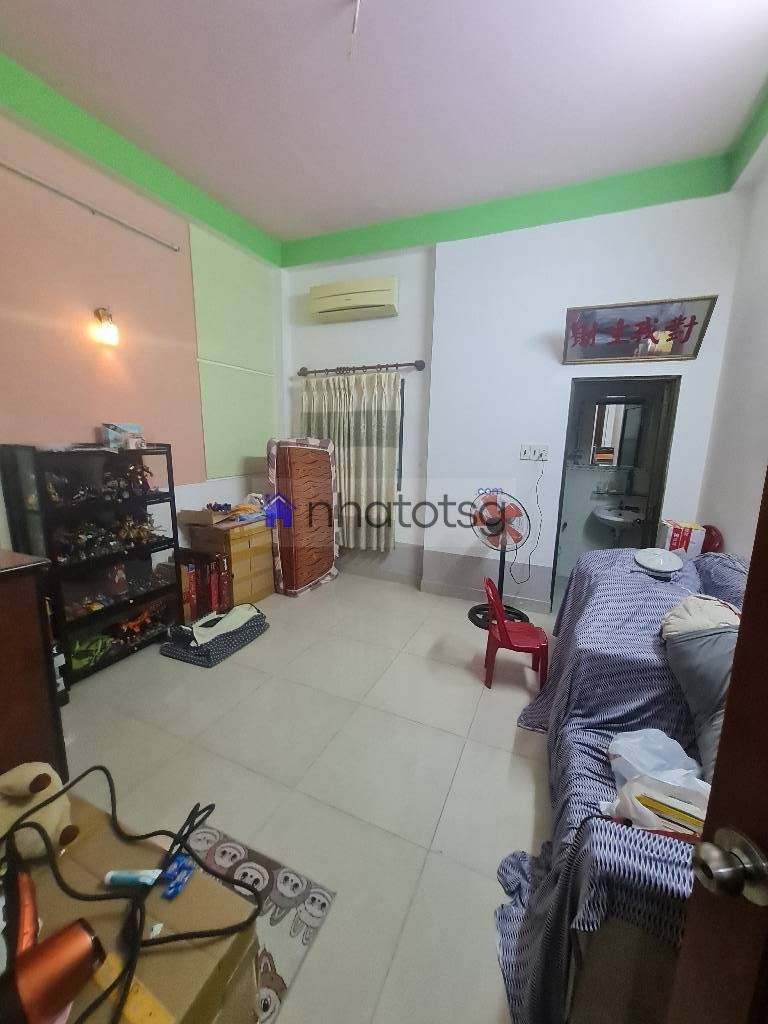 Hẻm xe hơi tránh nhau, khu vực toàn dân trí cao.