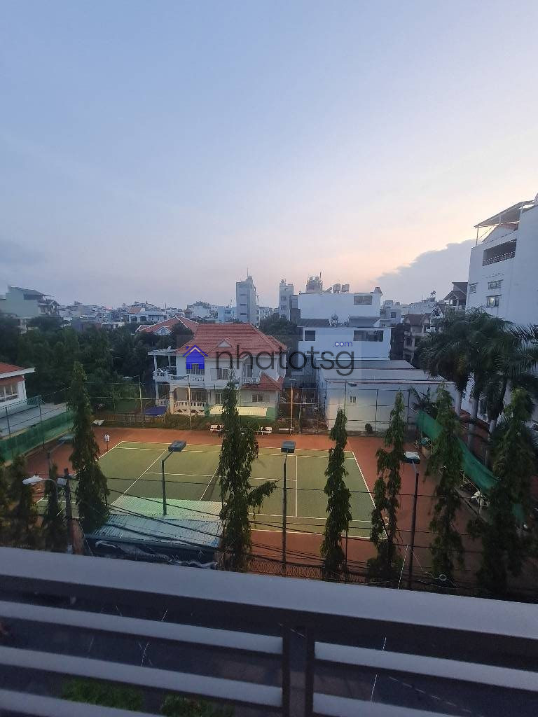 Hẻm xe hơi tránh nhau, khu vực toàn dân trí cao.