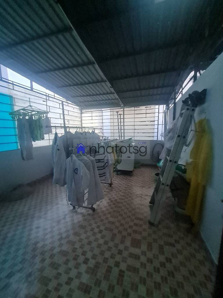 Hẻm xe hơi tránh nhau, khu vực toàn dân trí cao.