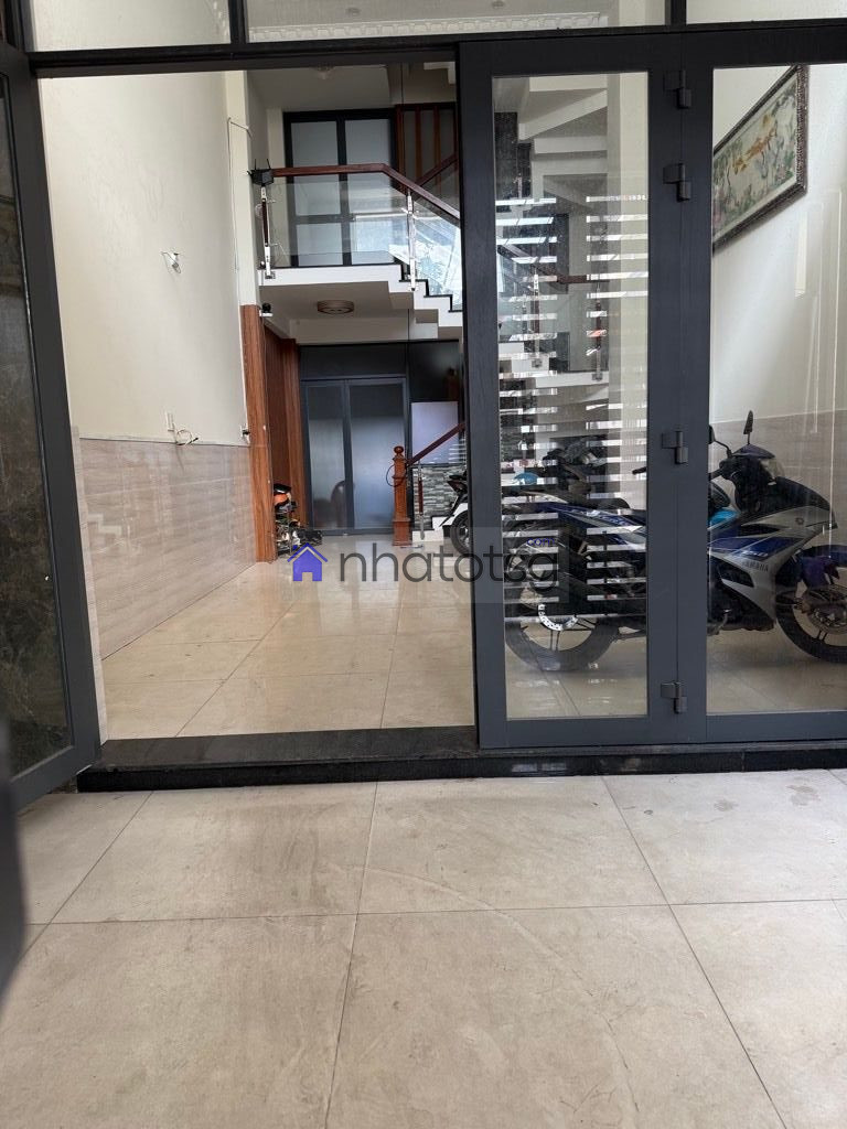 Gần hẻm ô tô, dòng tiền 28tr/tháng, 2 mặt hẻm thông thoáng.