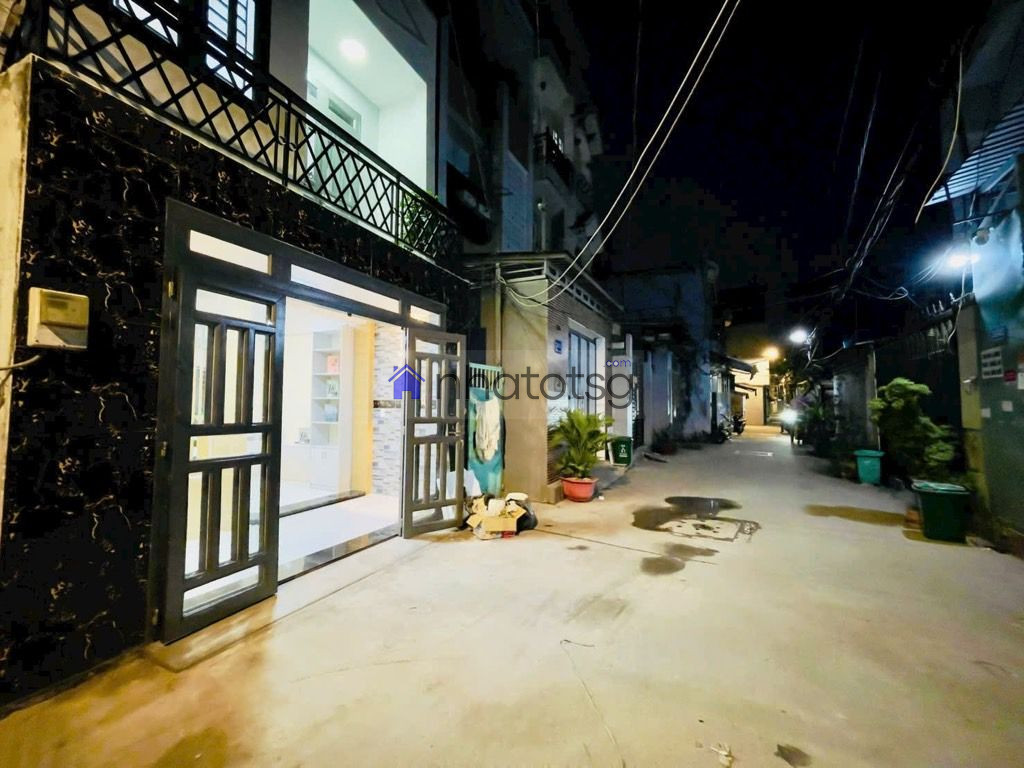 NHÀ ĐẸP 2 TẦNG - CẠNH SIÊU THỊ EMART - NGANG 4M - Ô TÔ NHỎ TỚI NHÀ.