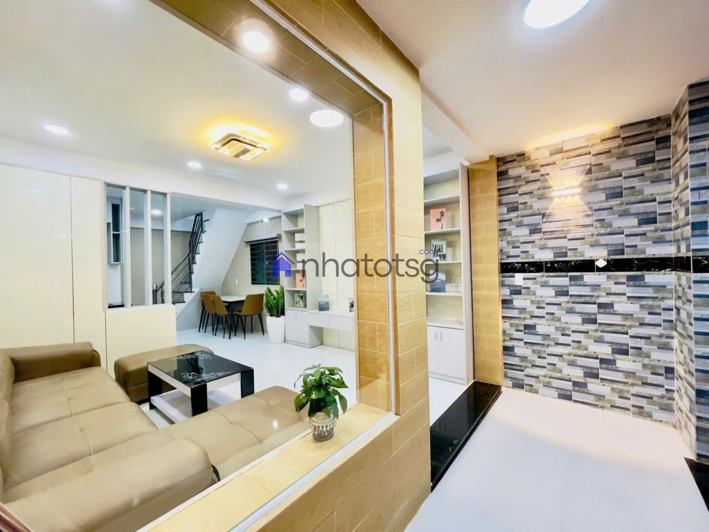 NHÀ ĐẸP 2 TẦNG - CẠNH SIÊU THỊ EMART - NGANG 4M - Ô TÔ NHỎ TỚI NHÀ.