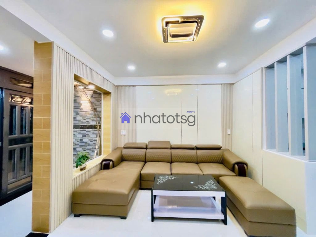 NHÀ ĐẸP 2 TẦNG - CẠNH SIÊU THỊ EMART - NGANG 4M - Ô TÔ NHỎ TỚI NHÀ.