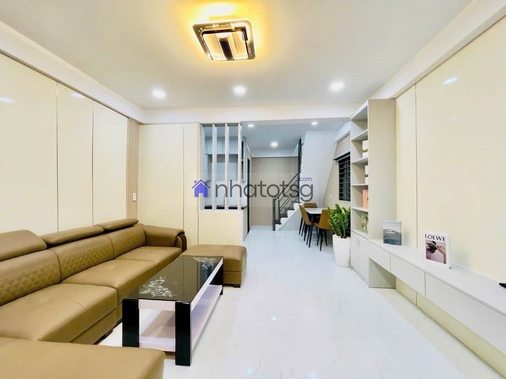 NHÀ ĐẸP 2 TẦNG - CẠNH SIÊU THỊ EMART - NGANG 4M - Ô TÔ NHỎ TỚI NHÀ.