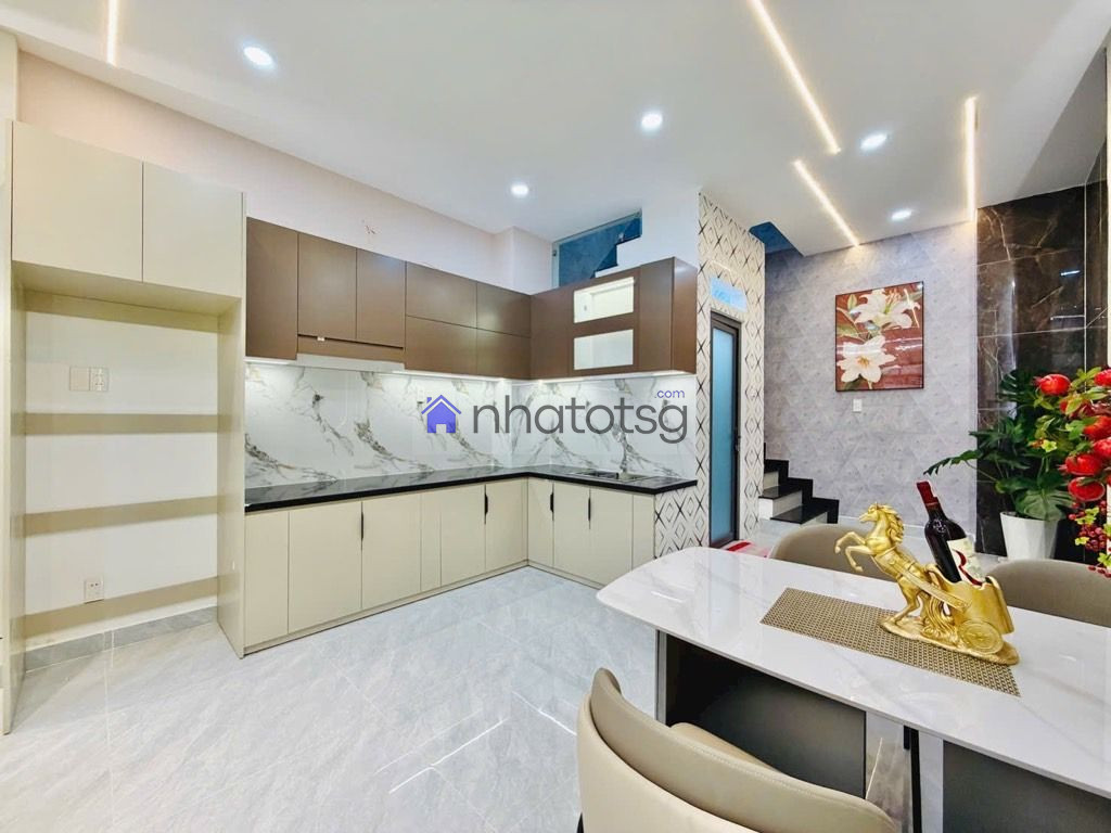 Hẻm an ninh, dân trí, hoàn công đủ. Tặng full nội thất xịn.