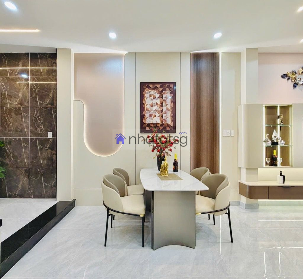 Hẻm an ninh, dân trí, hoàn công đủ. Tặng full nội thất xịn.