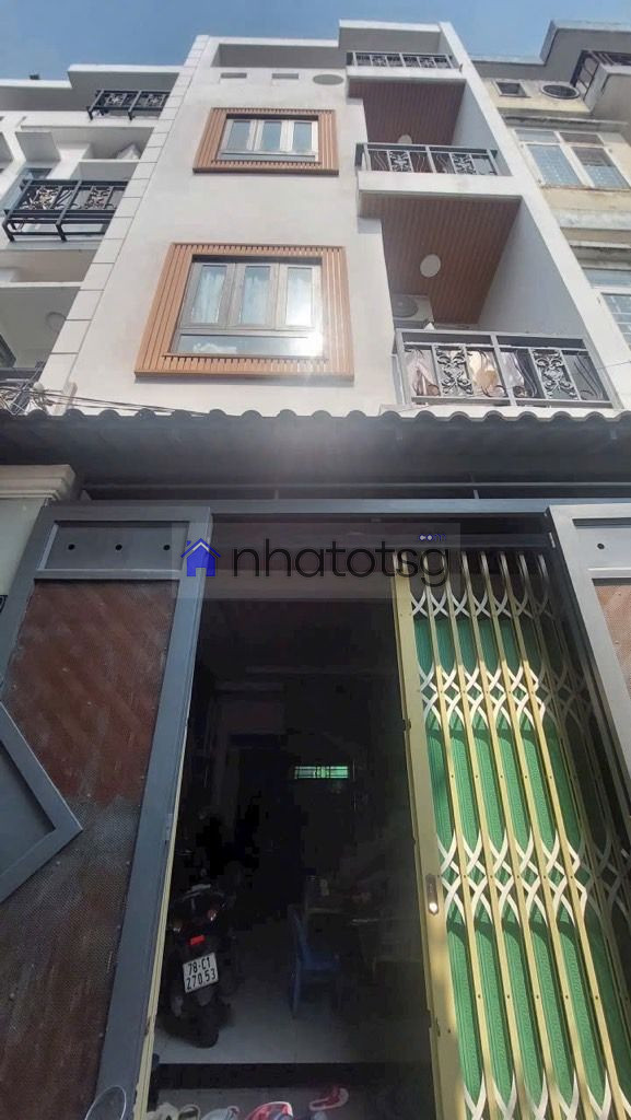 Cách mặt tiền chỉ 10m, xe hơi đậu sát nhà, gần công viên Làng Hoa, xung quanh đầy đủ tiện ích.