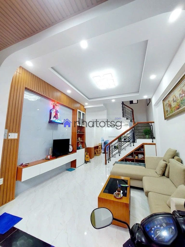 Cách mặt tiền chỉ 10m, xe hơi đậu sát nhà, gần công viên Làng Hoa, xung quanh đầy đủ tiện ích.