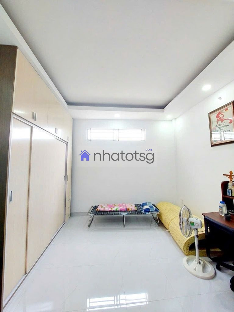 Cách mặt tiền chỉ 10m, xe hơi đậu sát nhà, gần công viên Làng Hoa, xung quanh đầy đủ tiện ích.