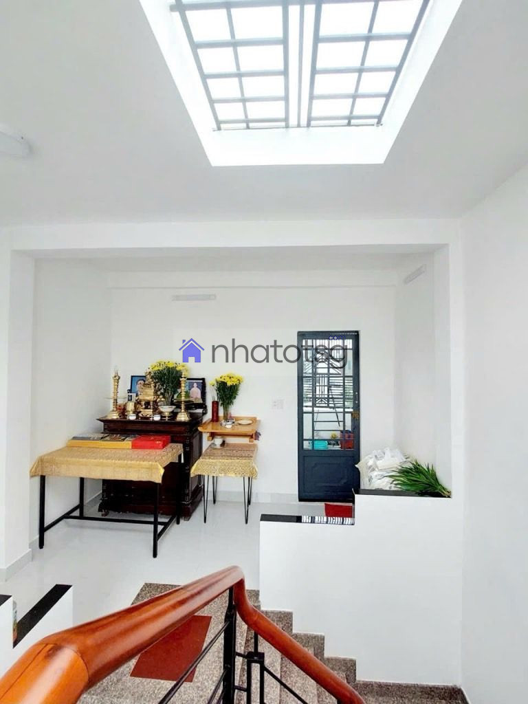 Cách mặt tiền chỉ 10m, xe hơi đậu sát nhà, gần công viên Làng Hoa, xung quanh đầy đủ tiện ích.