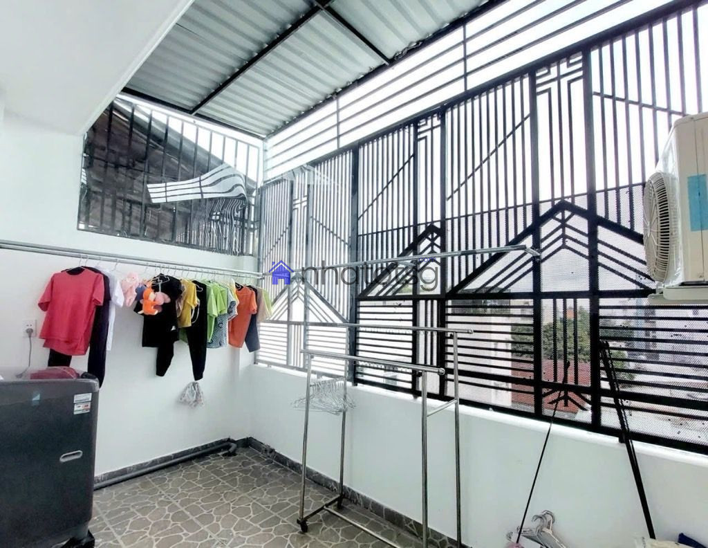 Cách mặt tiền chỉ 10m, xe hơi đậu sát nhà, gần công viên Làng Hoa, xung quanh đầy đủ tiện ích.