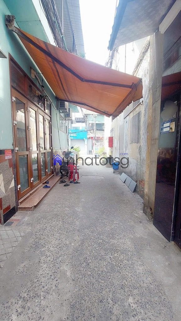 Cách mặt tiền chỉ 10m, xe hơi đậu sát nhà, gần công viên Làng Hoa, xung quanh đầy đủ tiện ích.