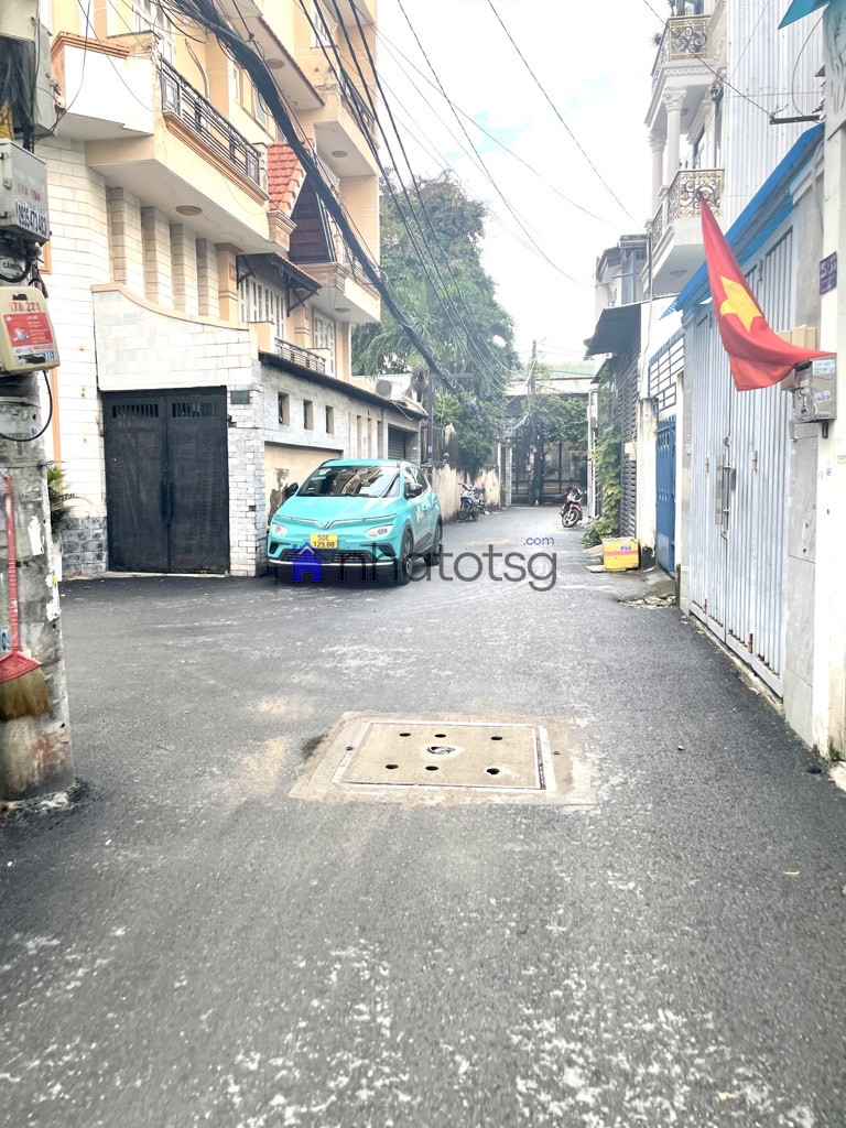 NGAY CÔNG VIÊN LÀNG HOA - HẺM XE HƠI. NHÀ ĐÚC BTCT CHẮC CHẮN.