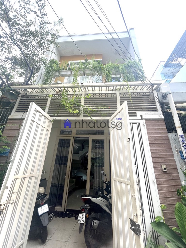 NGAY CÔNG VIÊN LÀNG HOA - HẺM XE HƠI. NHÀ ĐÚC BTCT CHẮC CHẮN.