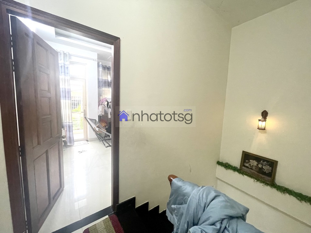 NGAY CÔNG VIÊN LÀNG HOA - HẺM XE HƠI. NHÀ ĐÚC BTCT CHẮC CHẮN.