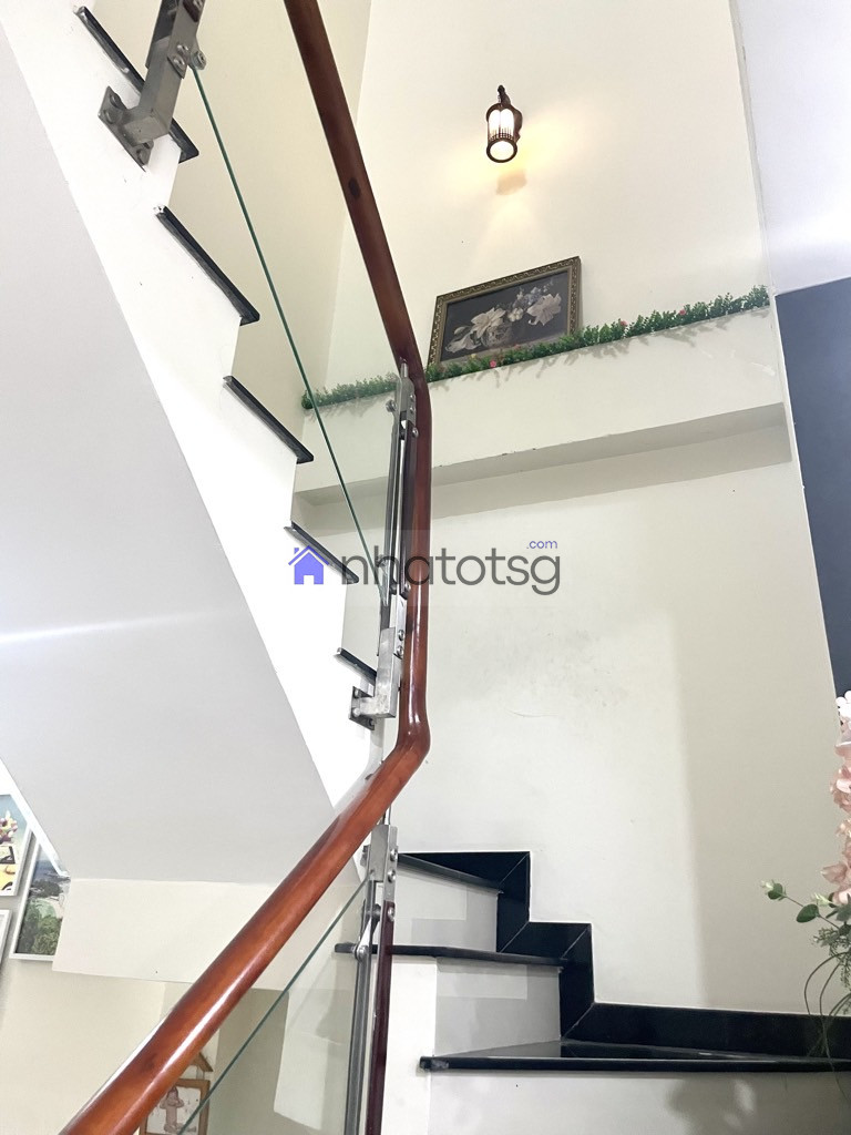 NGAY CÔNG VIÊN LÀNG HOA - HẺM XE HƠI. NHÀ ĐÚC BTCT CHẮC CHẮN.