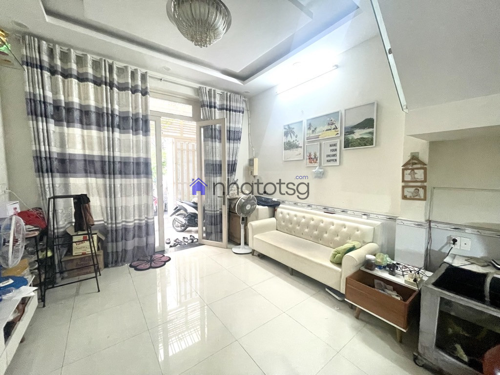 NGAY CÔNG VIÊN LÀNG HOA - HẺM XE HƠI. NHÀ ĐÚC BTCT CHẮC CHẮN.