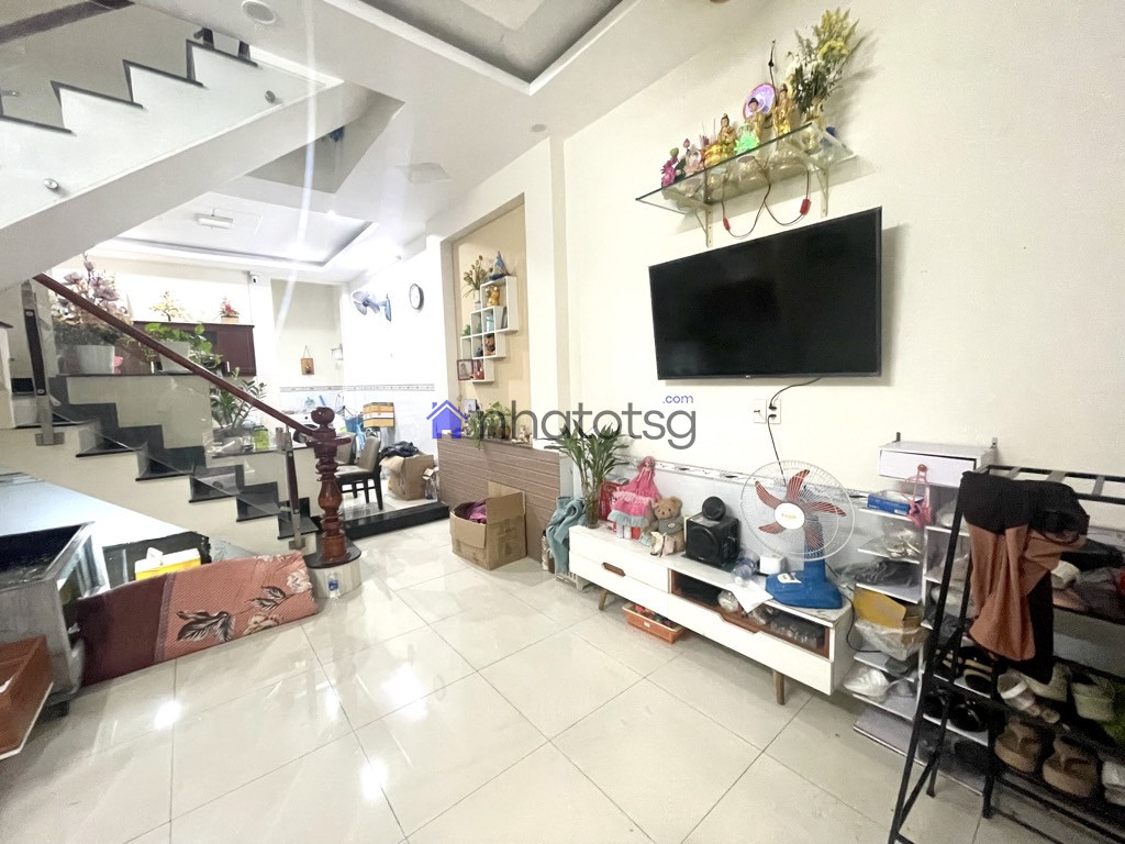 NGAY CÔNG VIÊN LÀNG HOA - HẺM XE HƠI. NHÀ ĐÚC BTCT CHẮC CHẮN.