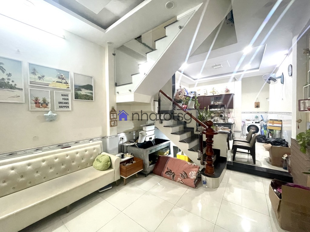 NGAY CÔNG VIÊN LÀNG HOA - HẺM XE HƠI. NHÀ ĐÚC BTCT CHẮC CHẮN.