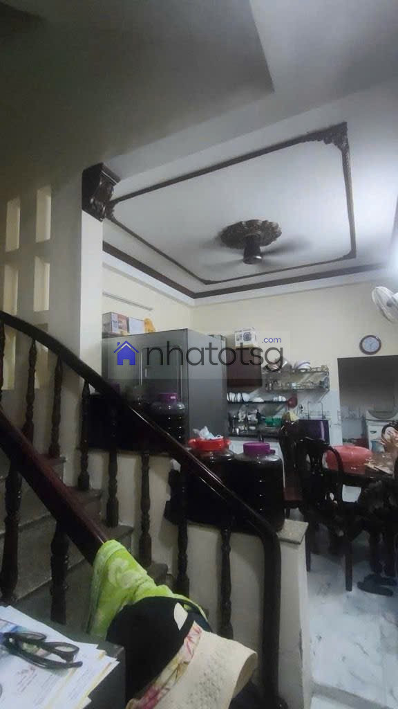 Hẻm Xe hơi thông, DT (4 x 18m), 3 tầng.