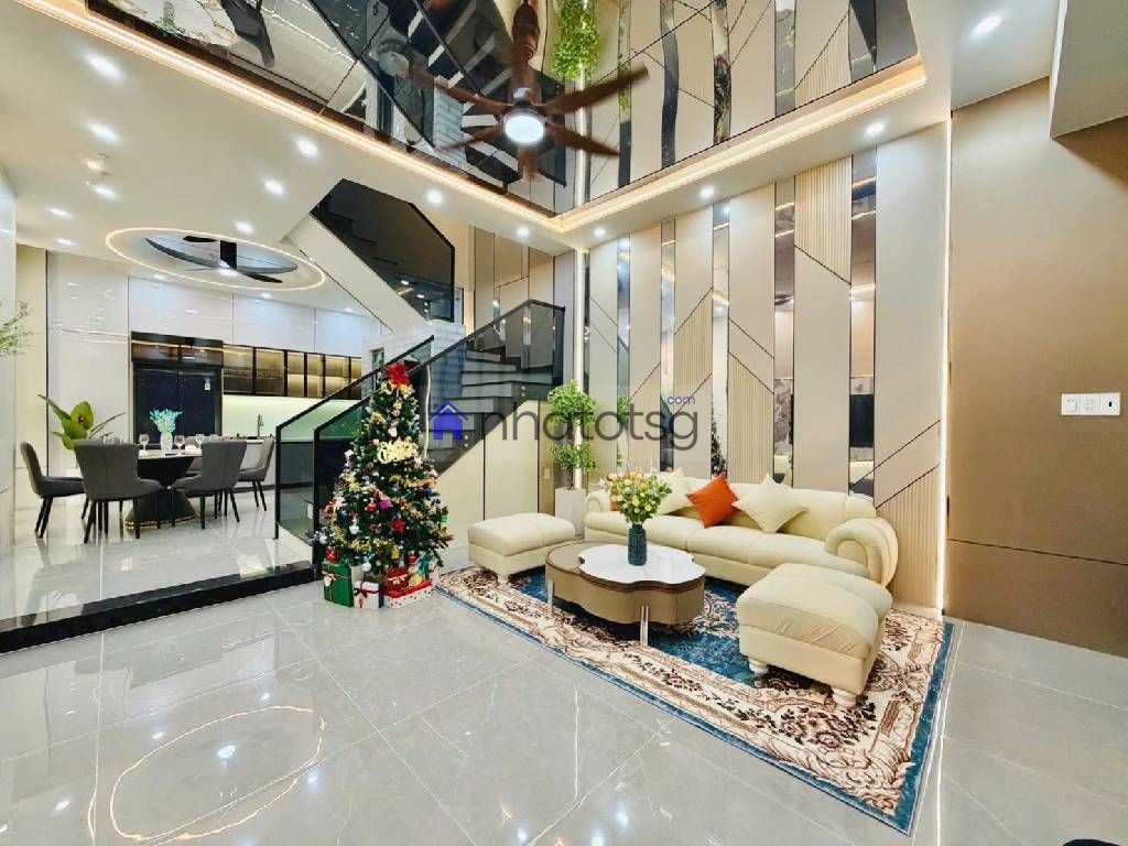 XE HƠI NGỦ TRONG NHÀ. NỘI THẤT CAO CẤP - SỔ VUÔNG VỨC.