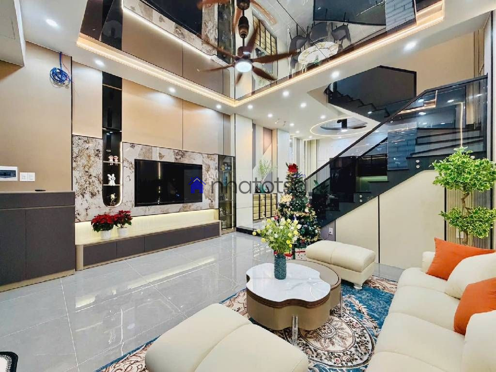 XE HƠI NGỦ TRONG NHÀ. NỘI THẤT CAO CẤP - SỔ VUÔNG VỨC.