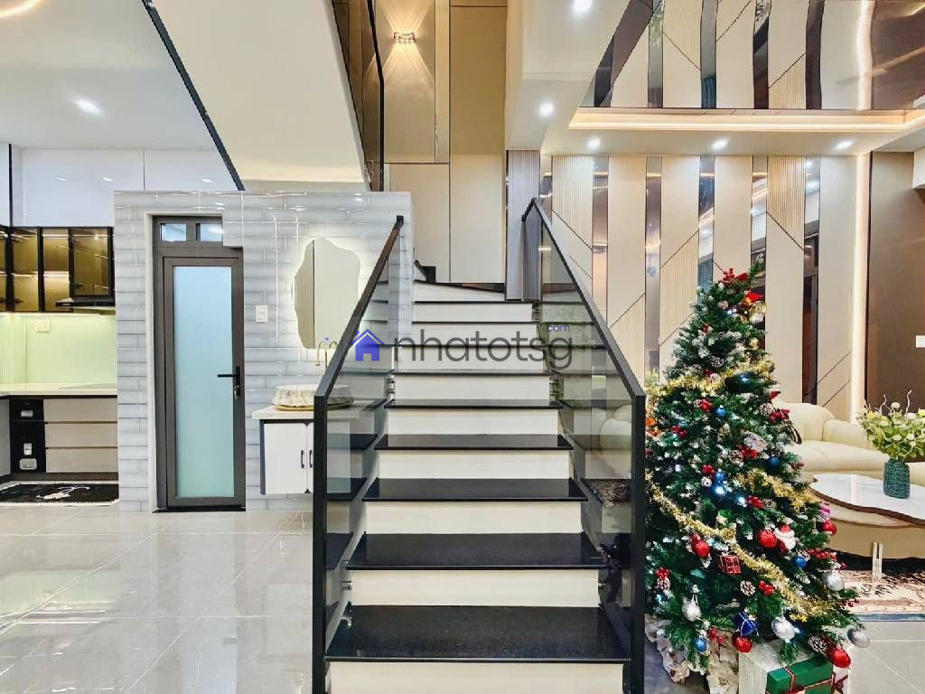 XE HƠI NGỦ TRONG NHÀ. NỘI THẤT CAO CẤP - SỔ VUÔNG VỨC.