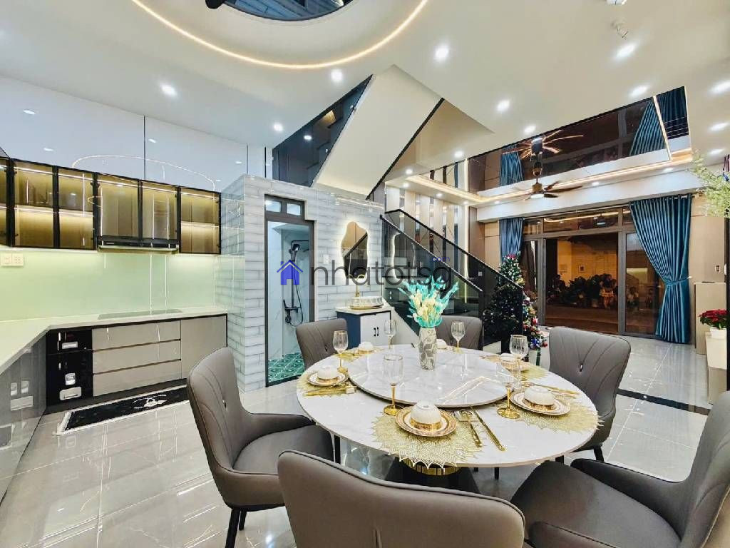 XE HƠI NGỦ TRONG NHÀ. NỘI THẤT CAO CẤP - SỔ VUÔNG VỨC.