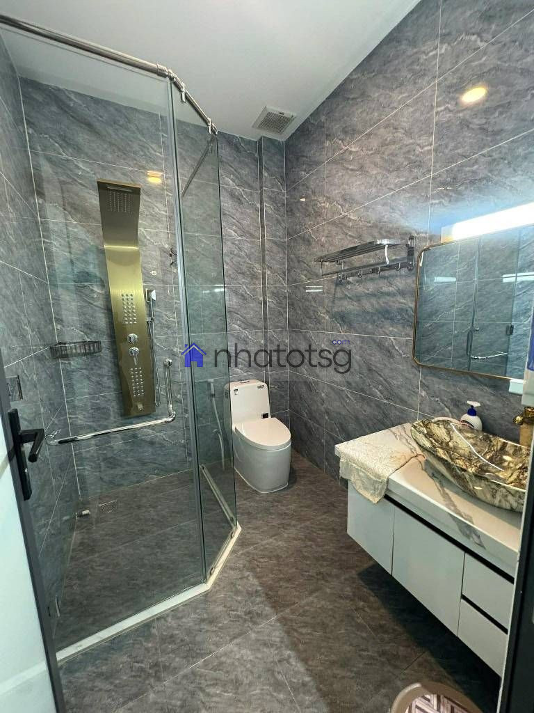 Hẻm Xe tải tránh, sạch đẹp. Có giếng trời rất sáng và thoáng khí. Khu vực an ninh, yên tĩnh.