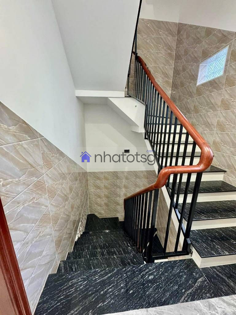 Hẻm Xe tải tránh, sạch đẹp. Có giếng trời rất sáng và thoáng khí. Khu vực an ninh, yên tĩnh.