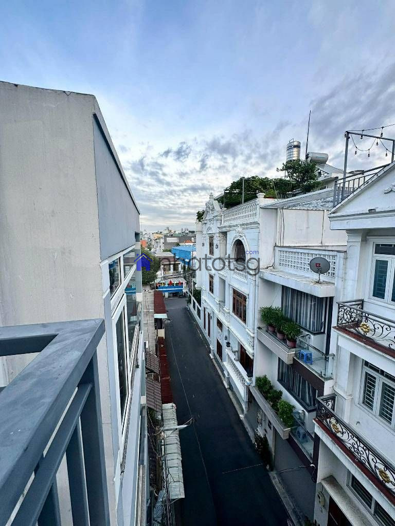 Hẻm Xe tải tránh, sạch đẹp. Có giếng trời rất sáng và thoáng khí. Khu vực an ninh, yên tĩnh.